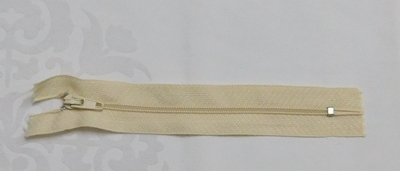 RTOműanyag zárt végű cipzár drapp 35cm