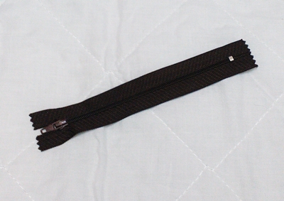RTOműanyag zárt végű cipzár barna 14cm 